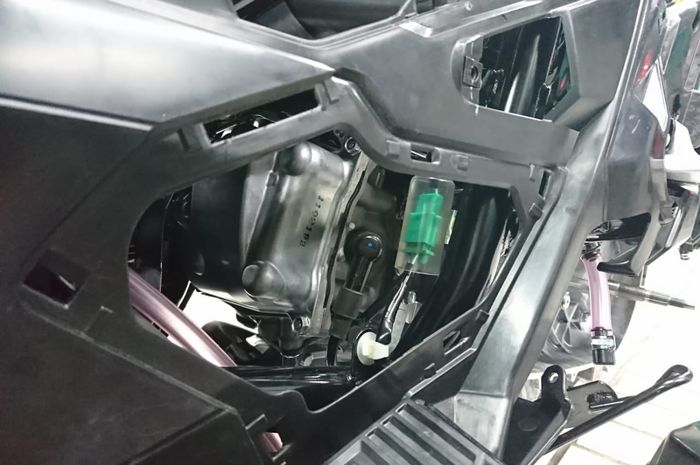 Cara Mengganti Busi Motor Vario. Unik dan Gampang, Begini Cara Ganti Busi di Skutik Adventure Honda ADV150