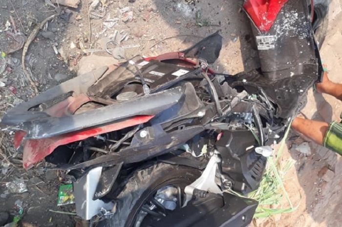 Vario 150 Terbaru Kecelakaan. Warga Berhamburan, Honda Vario 150 Baru 4 Bulan Hancur Disenggol Kereta Api, Korban Ditutup Jaket