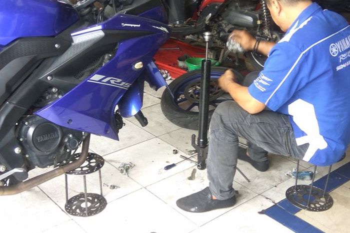 Shock Depan Vario 150 Upside Down. Jangan Salah, Volume Oli Sokbreker Yamaha All New R15 Kiri dan Kanan Beda, Ini Kata Mekanik Bengkel Resmi