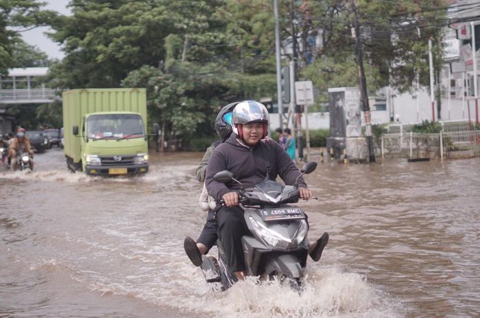 Posisi Aki Di Motor Vario. Benarkah Aki Motor Matic yang Posisinya di Dalam Dek Lebih Aman Saat Terendam Banjir?