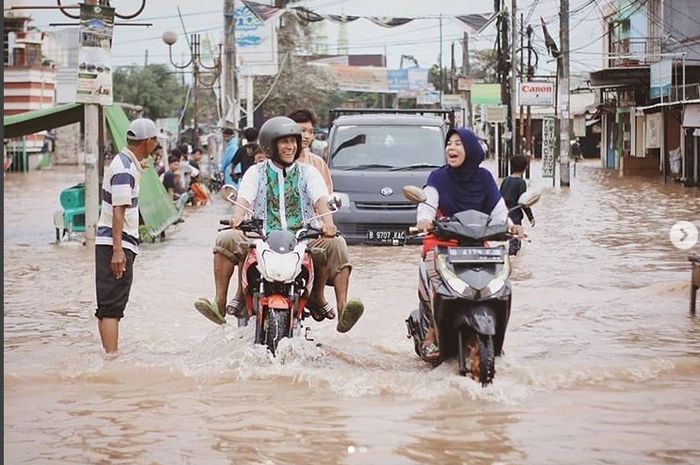 Honda Vario 2020 Tại Hà Nội. Girang Banget, Walaupun Banjir Menghadang, Pemotor di Tambun Malah Tersenyum Bahagia