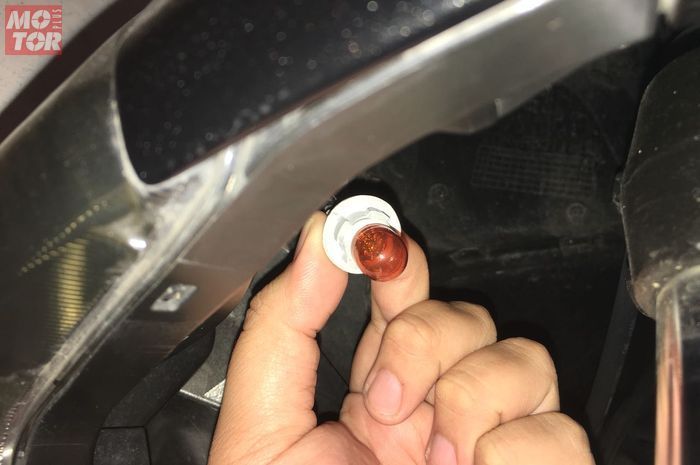 Cara Mengganti Lampu Sein Honda Vario 150. Tetap Aman Saat Lebaran, Bohlam Sein Yamaha NMAX Putus? Gak Perlu Kunci, Gini Cara Gantinya Bro