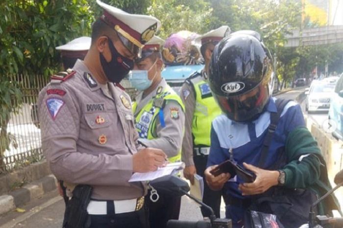 Modifikasi Lampu Depan Motor Vario. Nekat Modifikasi Lampu Rem Motor Jadi Begini Bisa Ditilang Polisi, Dendanya Bikin Keringat Dingin