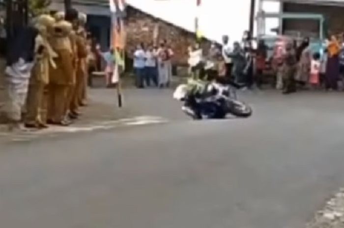 Harga Vario Bekas Di Temanggung. Viral Video Polisi Patwal Jatuh Saat Kawal Presiden Jokowi di Temanggung