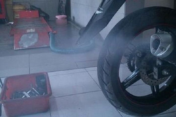 Vario 110 Ngebul Putih. Penyebab Motor Mengeluarkan Asap Putih, Jika Dibiarkan Bisa Bahaya