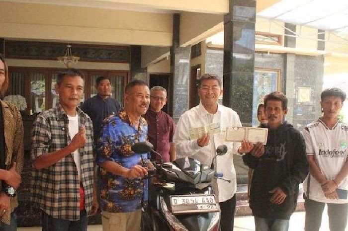 Motor Vario Bekas Sumedang. Mata Berkaca-kaca, Keluarga Bobotoh Korban Begal di Sumedang Dapat Honda Vario 150 dari Bos Persib Bandung