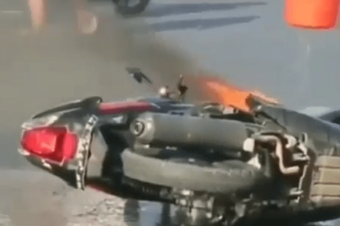 Penyebab Vario Meledak. Ngeri! Video Honda Vario Terbakar Akibat HP yang Meledak di Bawah Jok