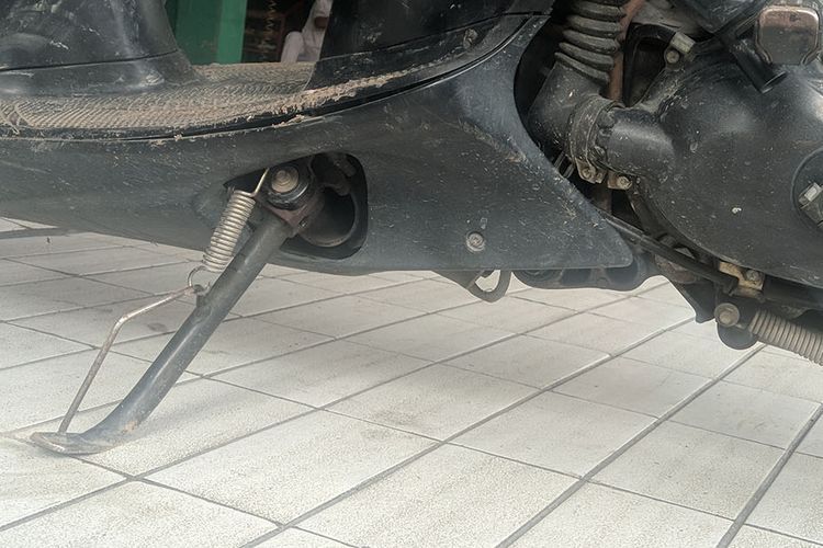 Lupa Mematikan Kontak Motor Matic. Apa Benar Matikan Mesin Motor Matik Pakai Standar Bikin Aki Boros?