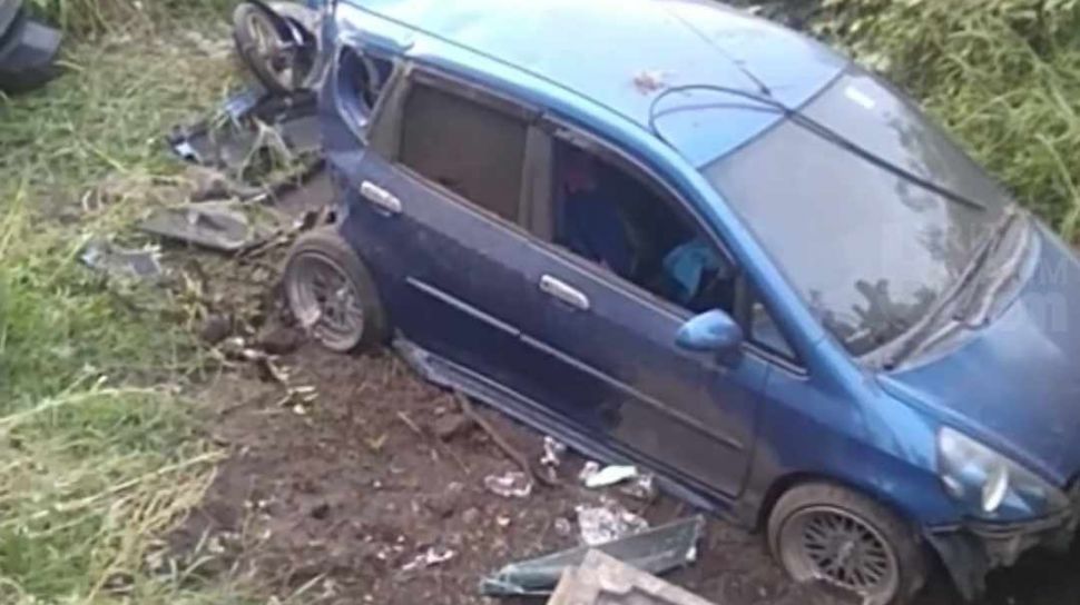 Vario Biru Honda Jazz. Akibat Kurang Hati-hati, Honda Jazz Tabrak Pajero dan Vario Sebelum Masuk Parit di Pasuruan