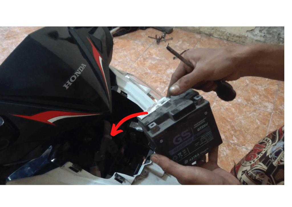 Tempat Aki Vario Techno. √ Cara Membuka dan Mengganti Aki Vario 125 dengan Benar