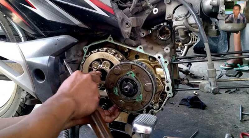 Biaya Turun Mesin Motor Vario. 6 Penyebab Turun Mesin Motor dan Ciri-Cirinya