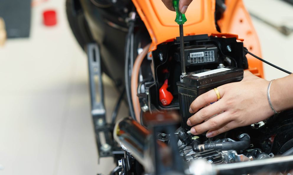 Cara Pasang Aki Motor Vario 150. Cara Memasang Aki Motor Yang Baik Dan Benar, Simak!