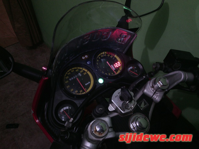 Cara Pasang Voltmeter Di Motor Vario 150. Pasang Voltmeter di Honda Old CBR150R, Untuk pantau tegangan Aki
