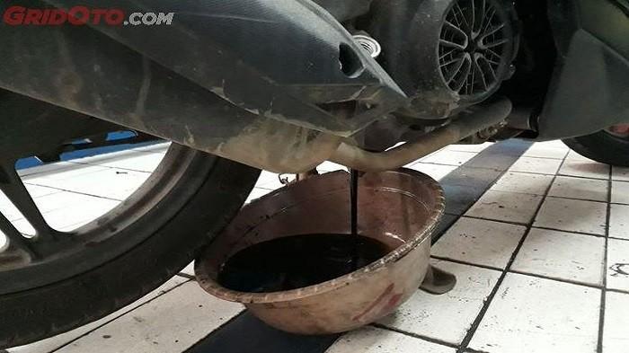 Penyebab Oli Motor Vario Cepat Habis. Bukan Gaib, Ini 5 Penyebab Oli Mesin Motor Cepat Habis Meski Baru Diganti