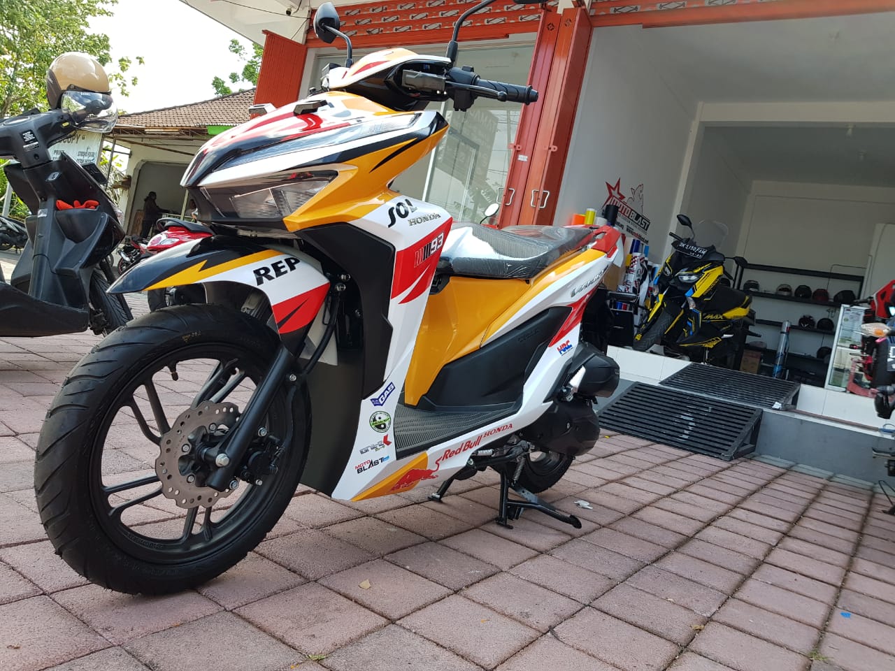 Dán Decal Xe Vario 2019. New Honda Vario 150 bergaya Skuter Paddock Repsol Honda Oleh MotoBlast