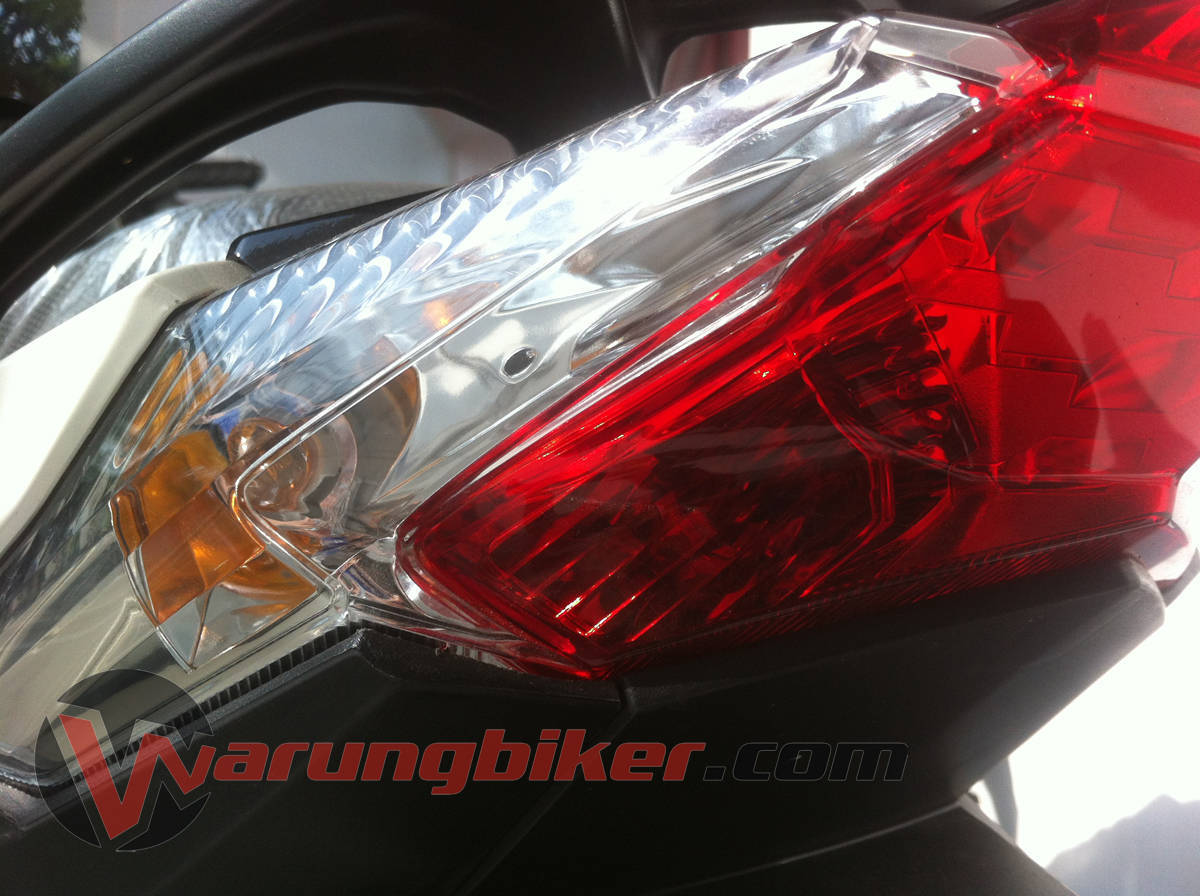 Cara Melepas Mika Vario 125. Cara Mengganti Lampu Rem Vario 150 atau Vario 125 LED