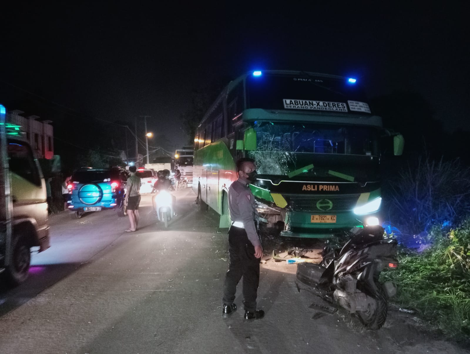 Vario 150 Terbaru Kecelakaan. Pemotor Honda Vario Tewas Tertabrak Bus Asli di Serang