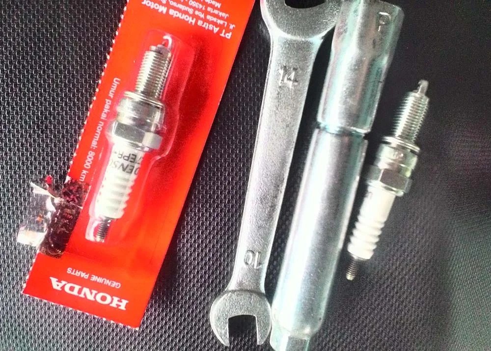 Cara Ganti Busi Vario 125 Led. Kapan Waktu Ganti Busi Standar Motor Honda? Ini Jawabanya