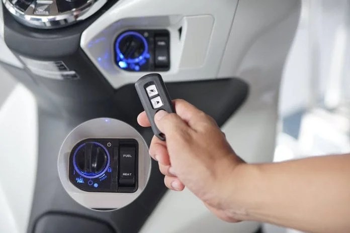 Cara Membuka Kunci Stang Vario Keyless. Cara Mengoperasikan Kunci Keyless Honda PCX atau Smart Key System