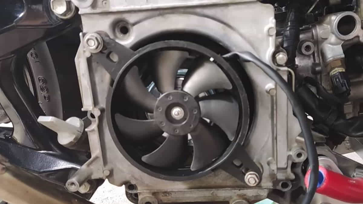 Kipas Radiator Vario Karbu. Ciri Kipas Radiator Motor Rusak yang Harus Segera Anda Tangani