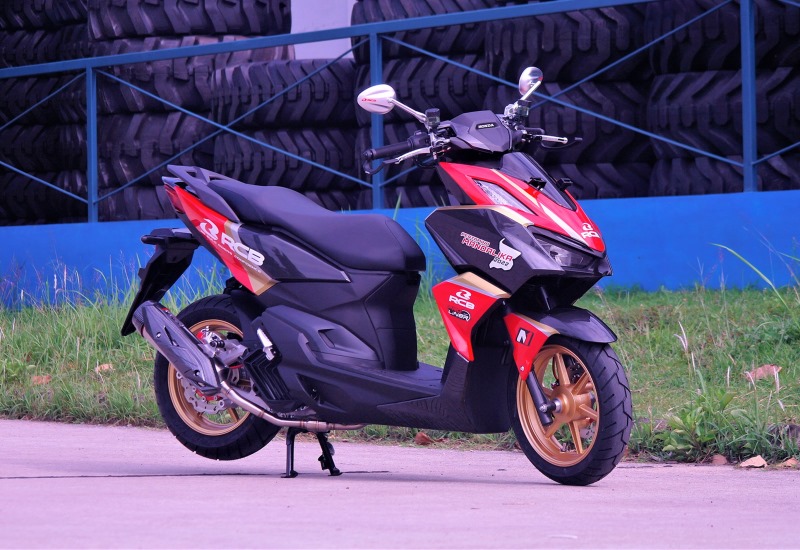 Modifikasi Vario All New. Modifikasi All New Honda Vario 160 ABS 2022 : Dikemas Gaya Fashion Harian Dengan Asesoris Full RCB, Siap Dipajang di Mandalika