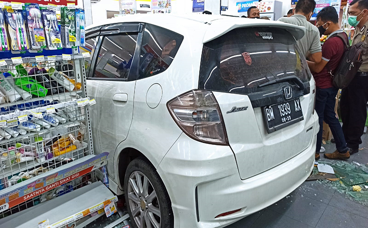 Vario Biru Honda Jazz. Selain Indomaret, Jazz Putih Matik Juga Tubruk Honda Vario
